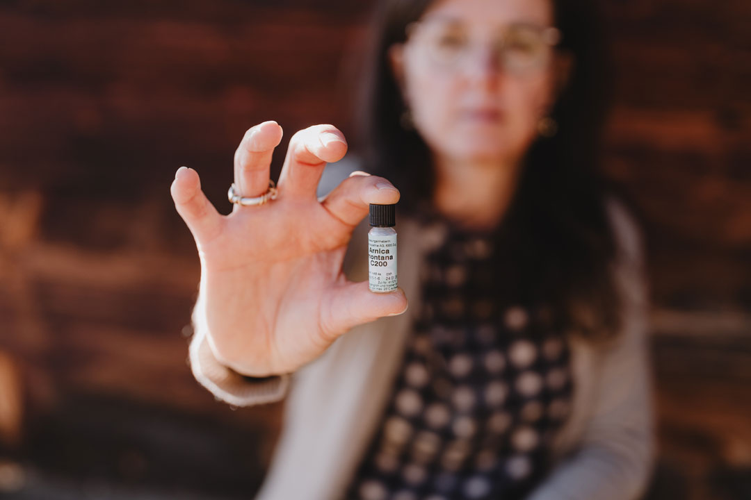 Homöopatisches Mittel, in der Hand von Doris Nideröst, Steinen