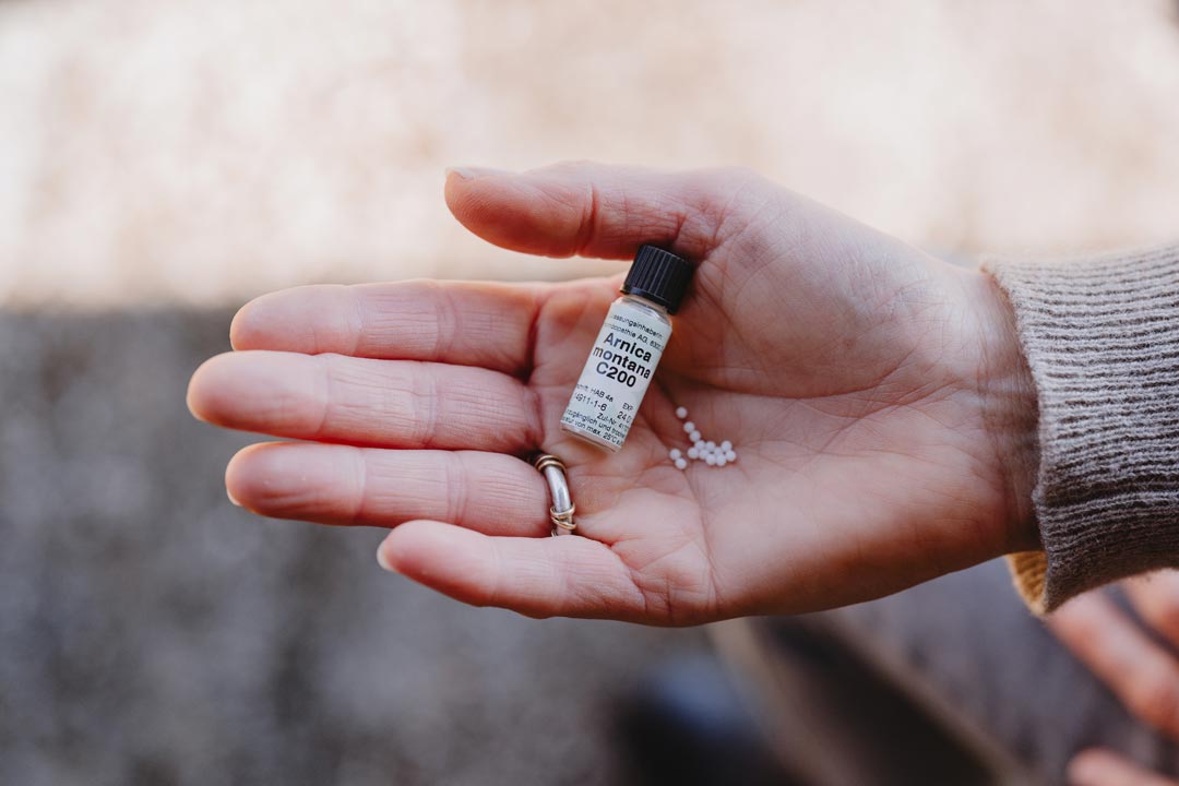 Doris Nideröst- Hand mit Homöopathischem Mittel, Steinen