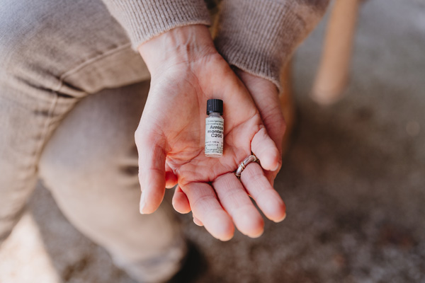 Homöopathisches Mittel in der Hand von Doris Nideröst, Steinen